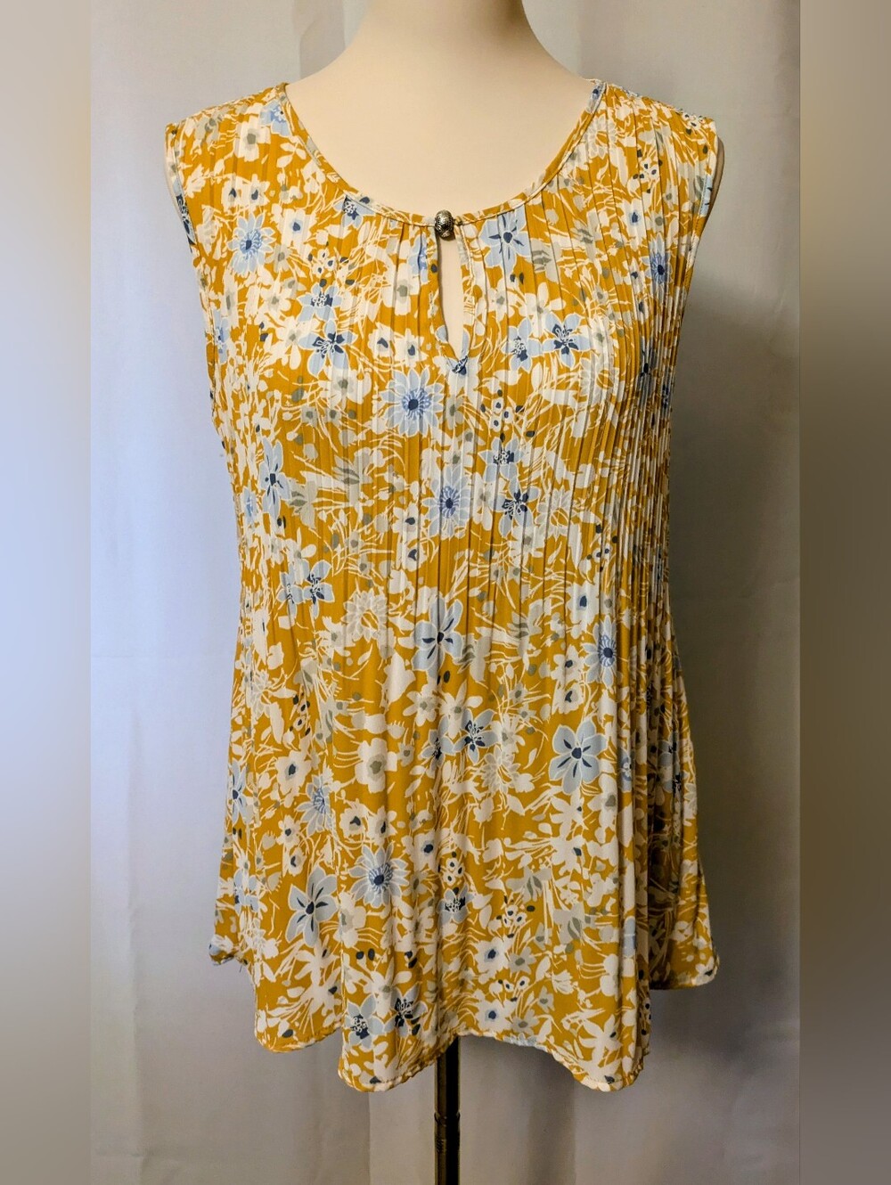 🎇🎆Melissa Paige Sleeveless Yellow Floral Pleated Women's Top 5/$25